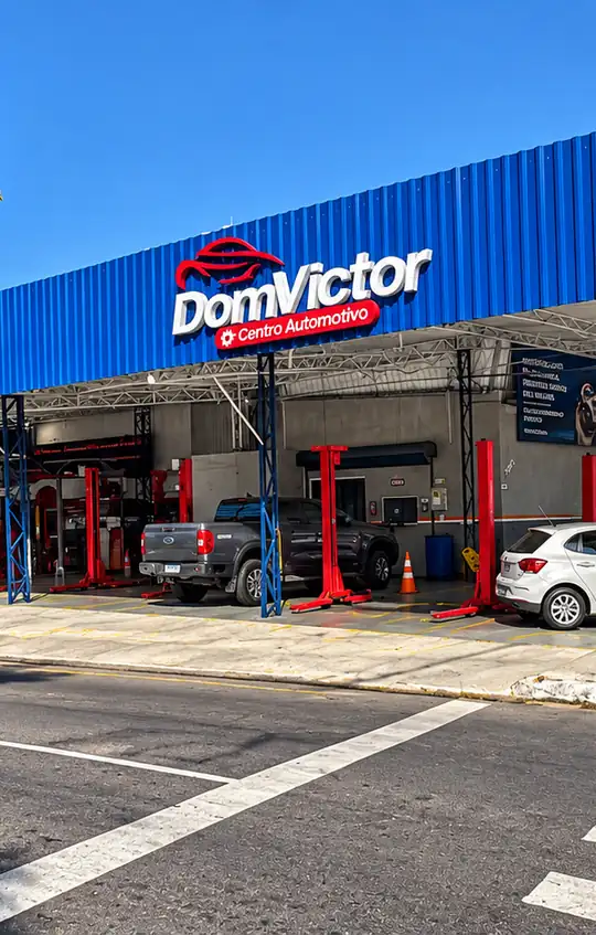Fachada da Dom Victor Centro Automotivo na esquina da Av. Santos Dumont, no Papicu